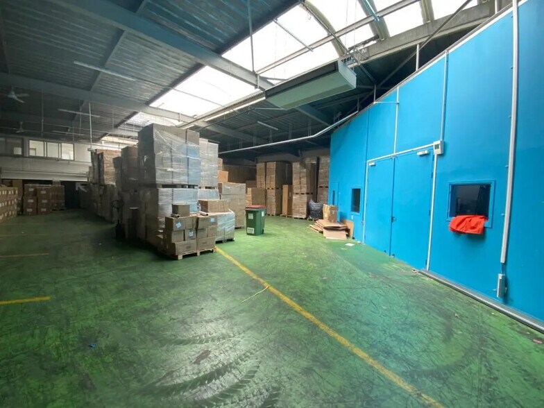 Local d’activités dans Montreuil à louer - Photo de l’immeuble – Image 2 sur 7