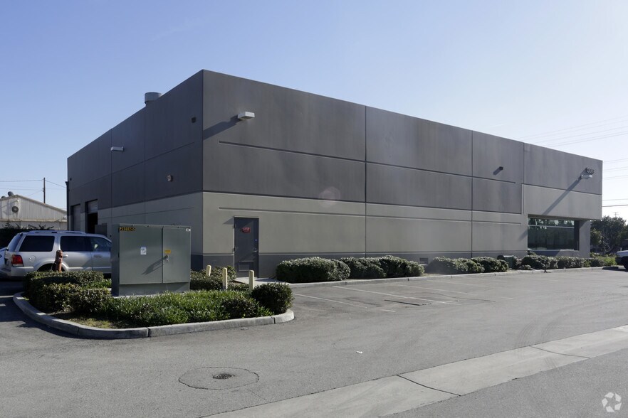 13009 Los Nietos Rd, Santa Fe Springs, CA à louer - Photo de l’immeuble – Image 2 sur 3