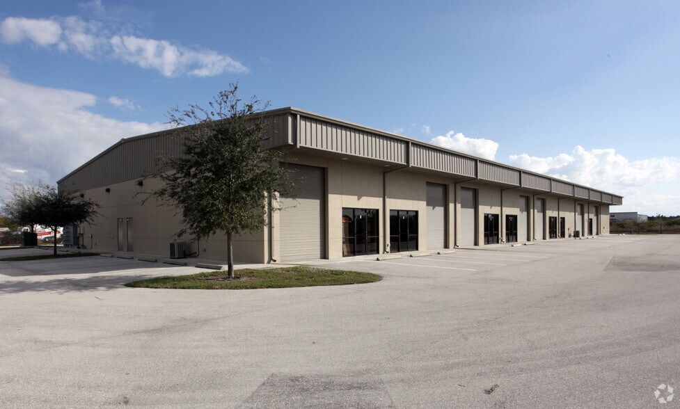 551 Owen Ave N, Lehigh Acres, FL à louer - Photo principale – Image 2 sur 6