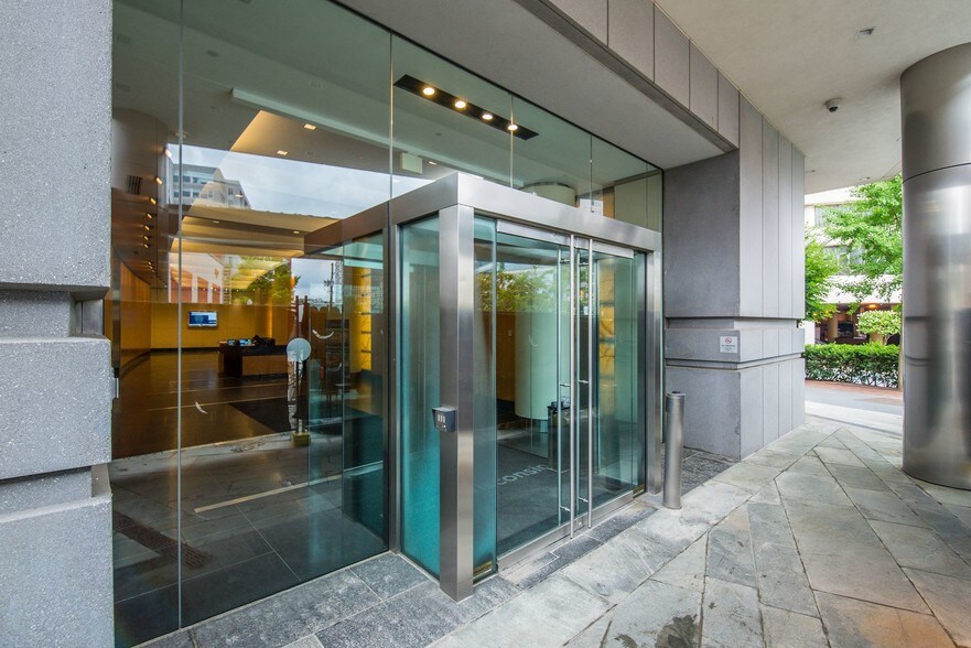 5425 Wisconsin Ave, Chevy Chase, MD à louer - Photo de l’immeuble – Image 2 sur 26