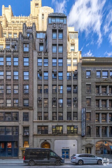 243 W 30th St, New York, NY à louer - Photo de l’immeuble – Image 1 sur 4