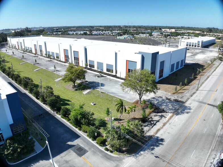 3055 Burris Rd, Davie, FL à louer - Photo de l’immeuble – Image 2 sur 7