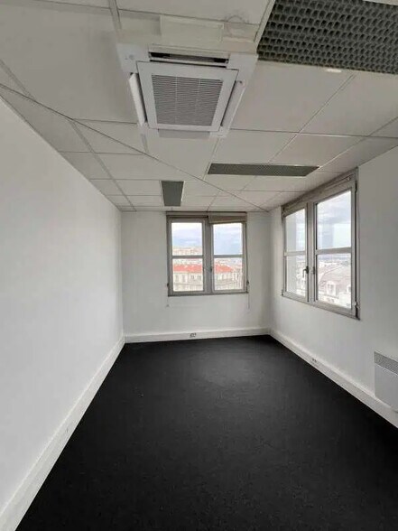 Bureau dans Pantin à louer - Photo de l’immeuble – Image 1 sur 6