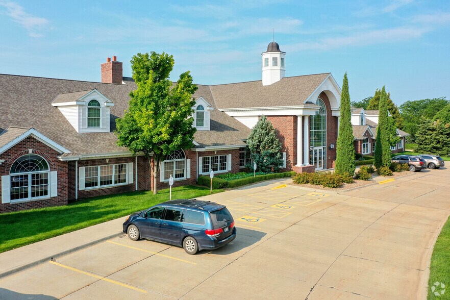 3401 Village Dr, Lincoln, NE à louer - Photo principale – Image 1 sur 7