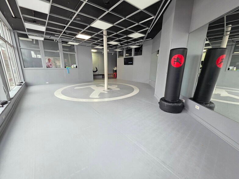 2329 W Belmont Ave, Chicago, IL à louer - Photo de l’immeuble – Image 3 sur 16