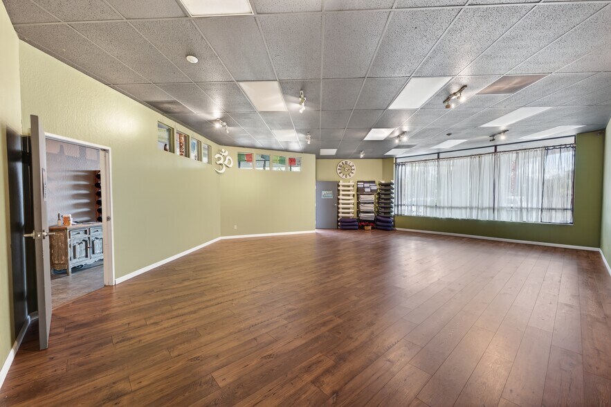 6135 Lakeside Dr, Reno, NV à louer - Photo de l’immeuble – Image 3 sur 7