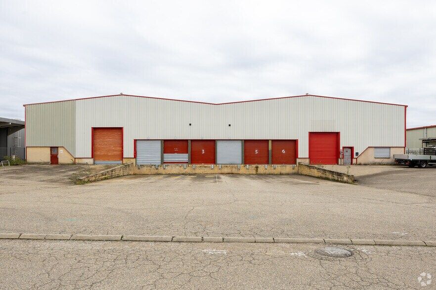 9 Avenue Du Maréchal De Lattre De Tassigny, Meyzieu à louer - Photo de l’immeuble – Image 3 sur 3