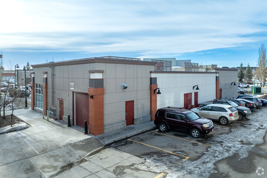 11 McKenzie Towne Ave SE, Calgary, AB à louer - Photo de l’immeuble – Image 2 sur 3