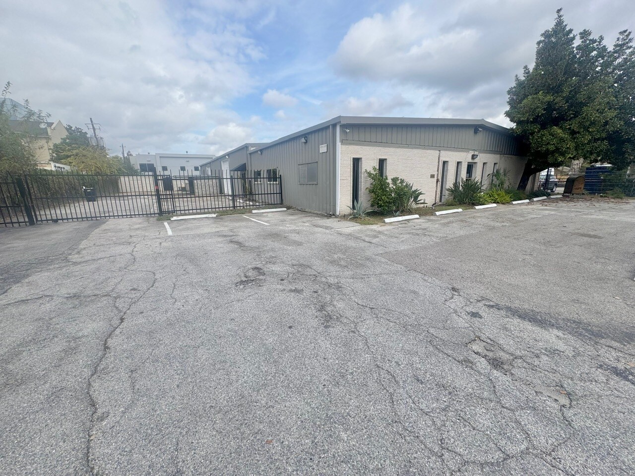 6214 Beverly Hill St, Houston, TX à louer Photo de l’immeuble– Image 1 sur 29