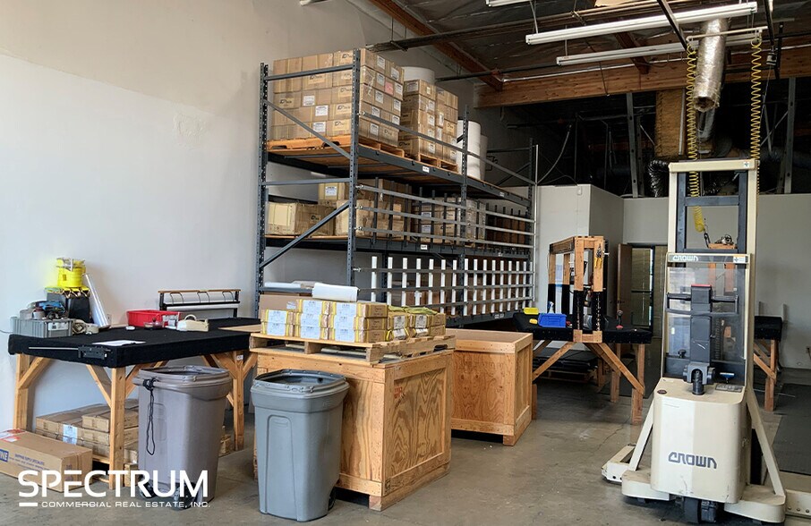 25133 Avenue Tibbitts, Valencia, CA à louer - Photo de l’immeuble – Image 3 sur 7