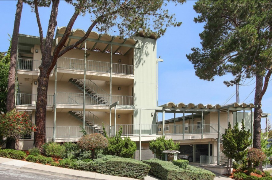 2200 Village Ct, Belmont, CA à vendre - Photo principale – Image 1 sur 60