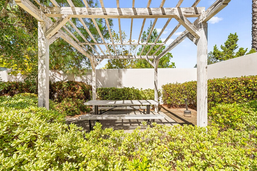 42210 Zevo Dr, Temecula, CA à vendre - Photo de l’immeuble – Image 3 sur 23