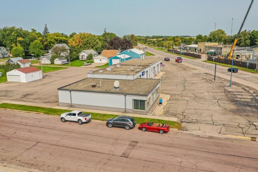 206 N Highway Ave, Blooming Prairie, MN à vendre - Photo principale – Image 1 sur 33