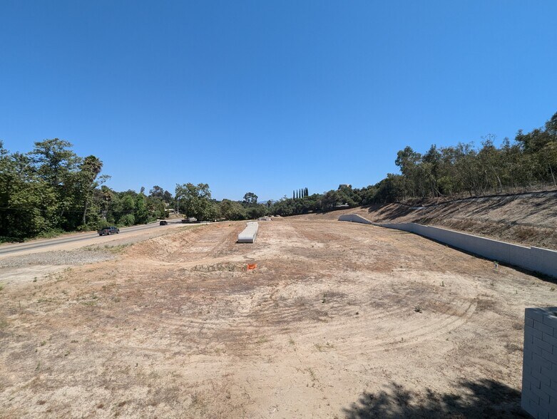 2715 S Mission Rd, Fallbrook, CA à vendre - Photo de l’immeuble – Image 3 sur 6