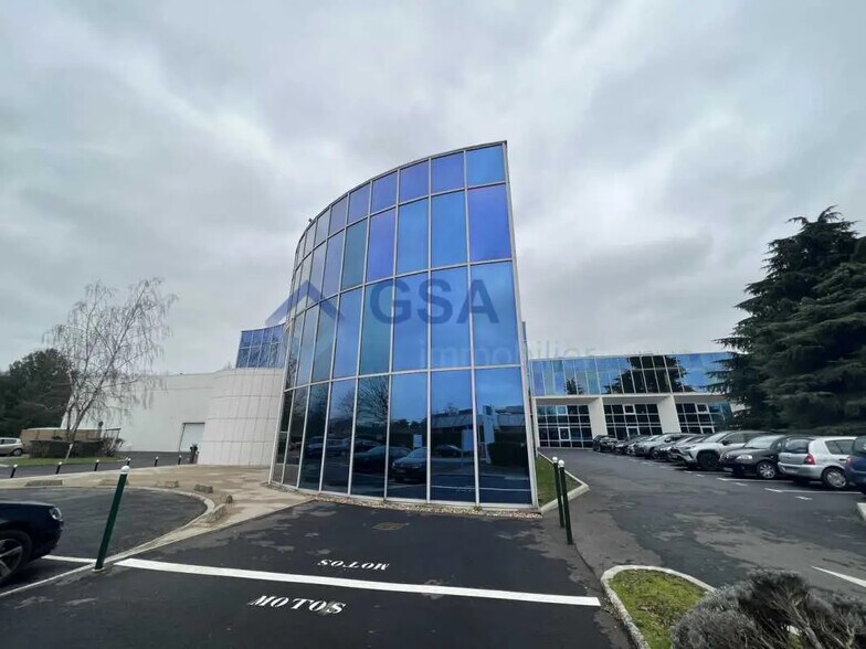 Bureau dans Évry-Courcouronnes à louer - Photo de l’immeuble – Image 1 sur 1