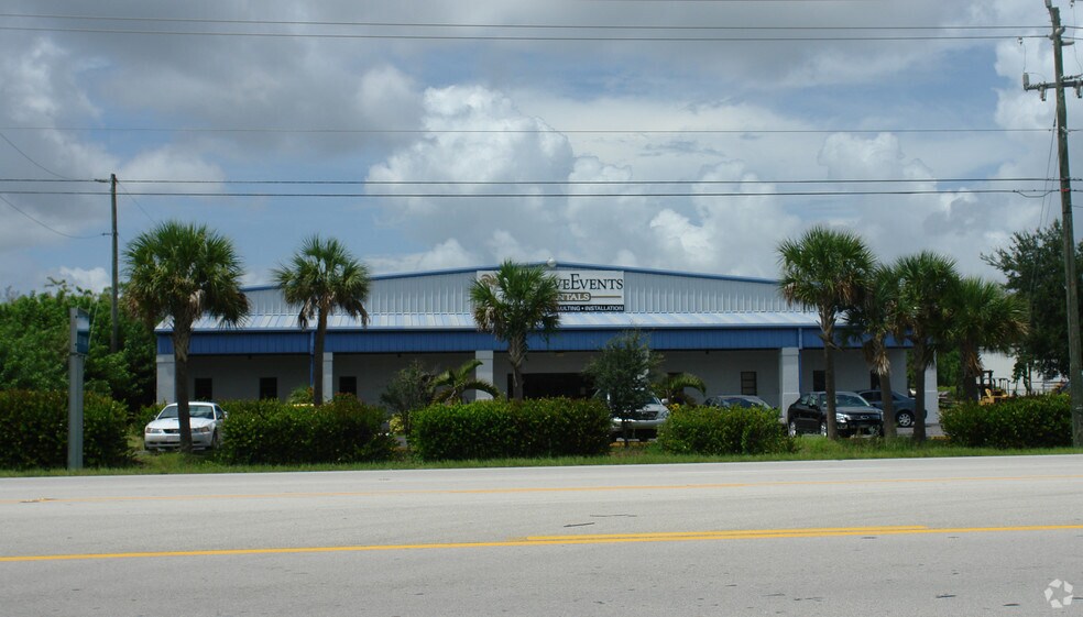 12090 Metro Pky, Fort Myers, FL à vendre - Photo de l’immeuble – Image 3 sur 10