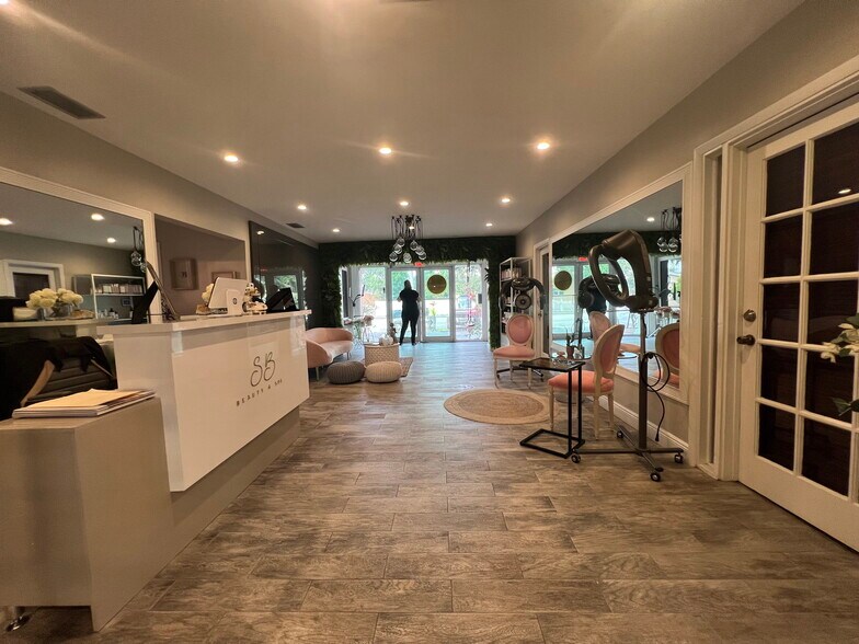 16921 NE 6th Ave, North Miami Beach, FL à vendre - Photo intérieure – Image 2 sur 24