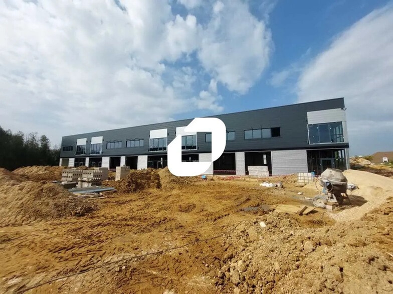 Local d’activités dans Plaisir à louer - Photo de l’immeuble – Image 2 sur 10