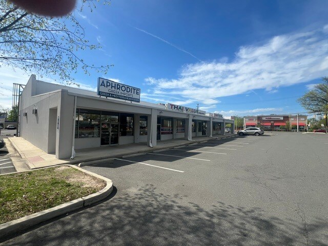 5900 Leesburg Pike, Falls Church, VA à louer - Photo de l’immeuble – Image 2 sur 6