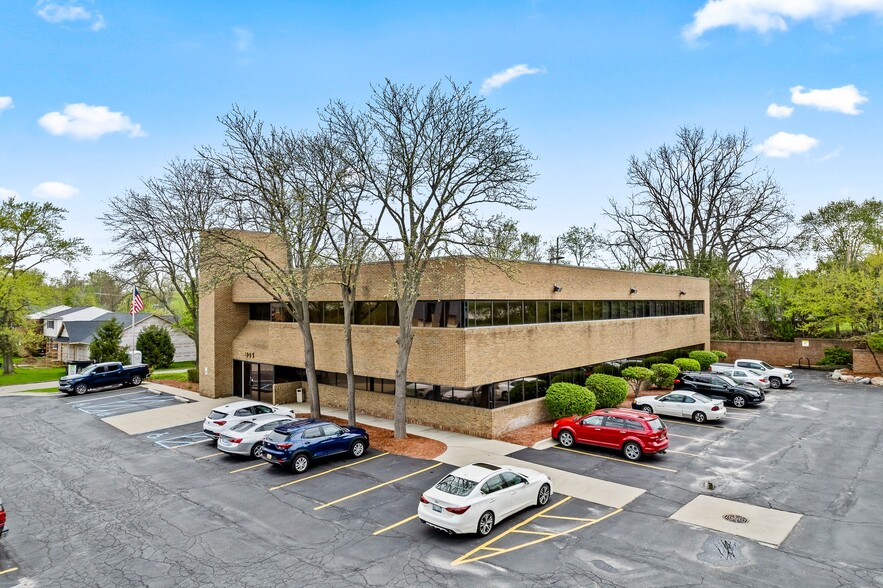 805 Oakwood Dr, Rochester, MI à louer - Photo de l’immeuble – Image 3 sur 29