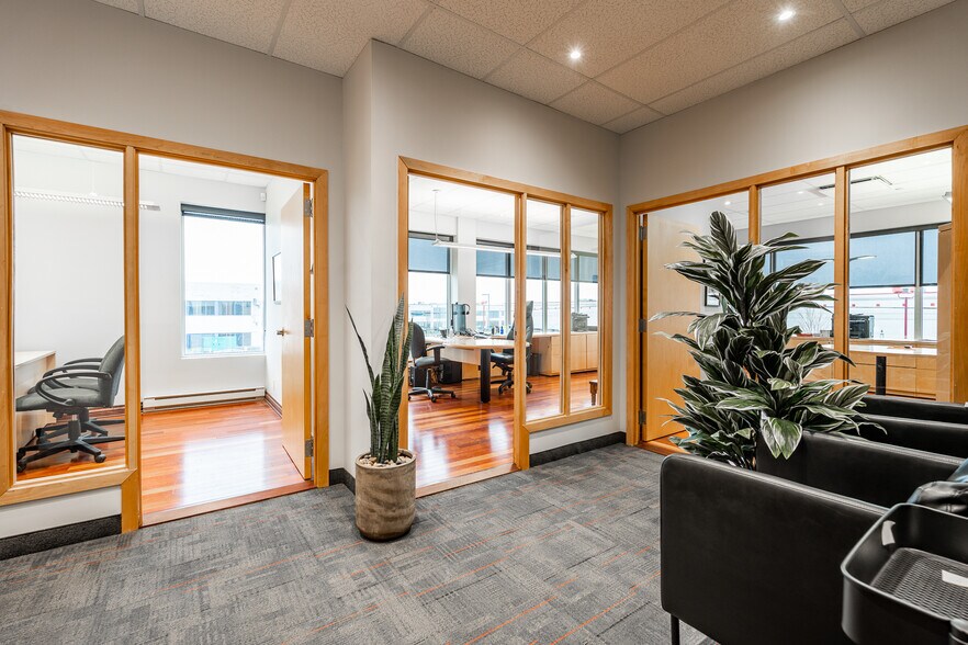 215 Av Voyageur, Pointe-claire, QC à louer - Photo de l’immeuble – Image 3 sur 11