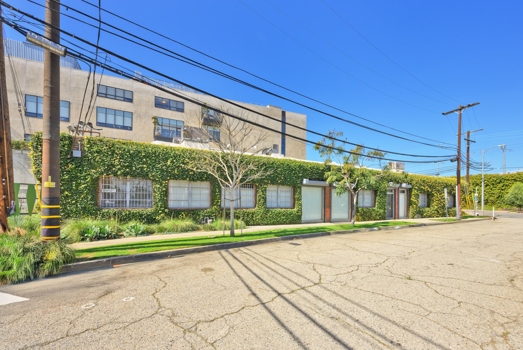2201 S Carmelina Ave, Los Angeles, CA à louer Photo de l’immeuble– Image 1 sur 9