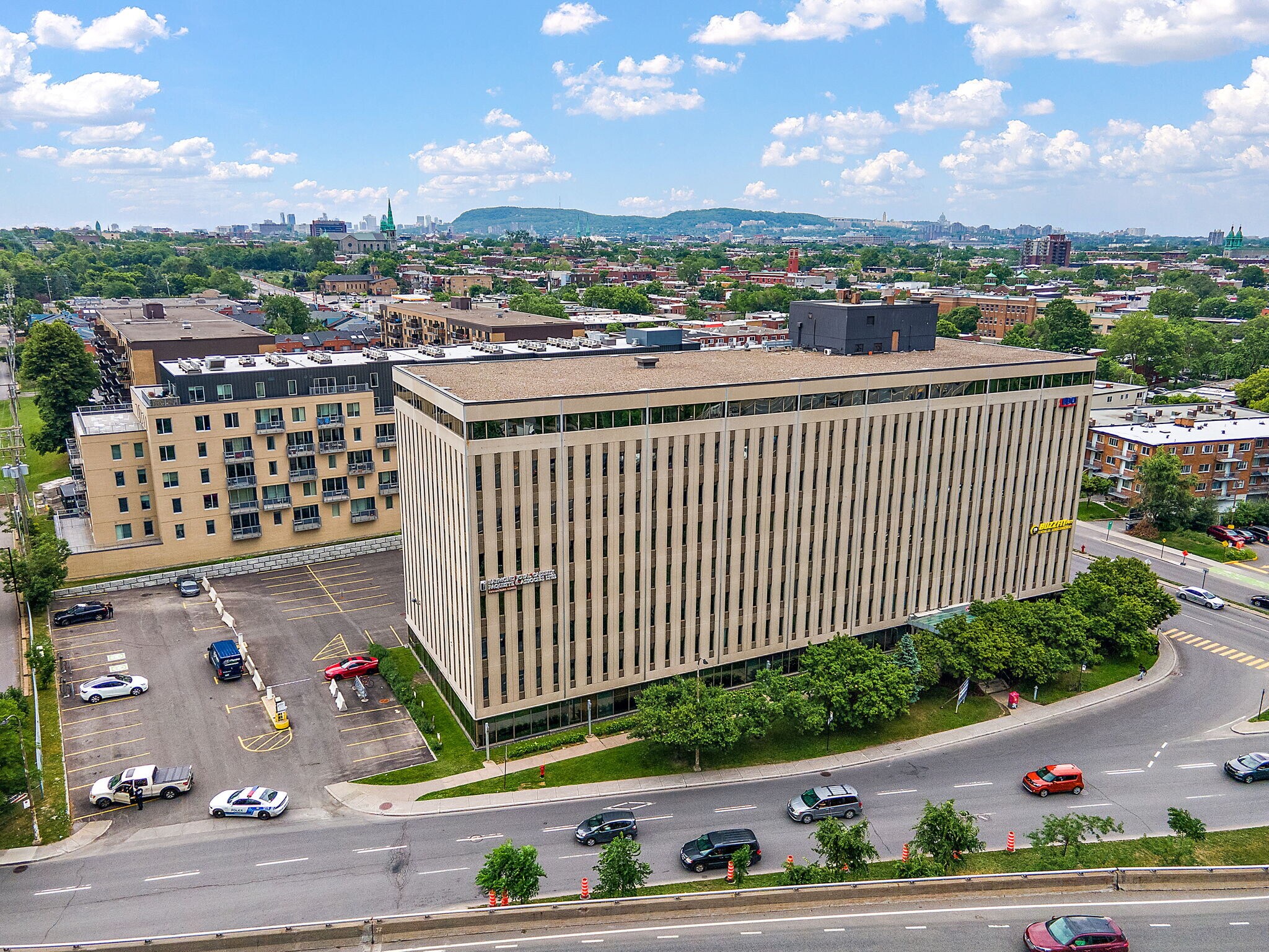 1100 Boul Crémazie E, Montréal, QC à louer Photo principale– Image 1 sur 21