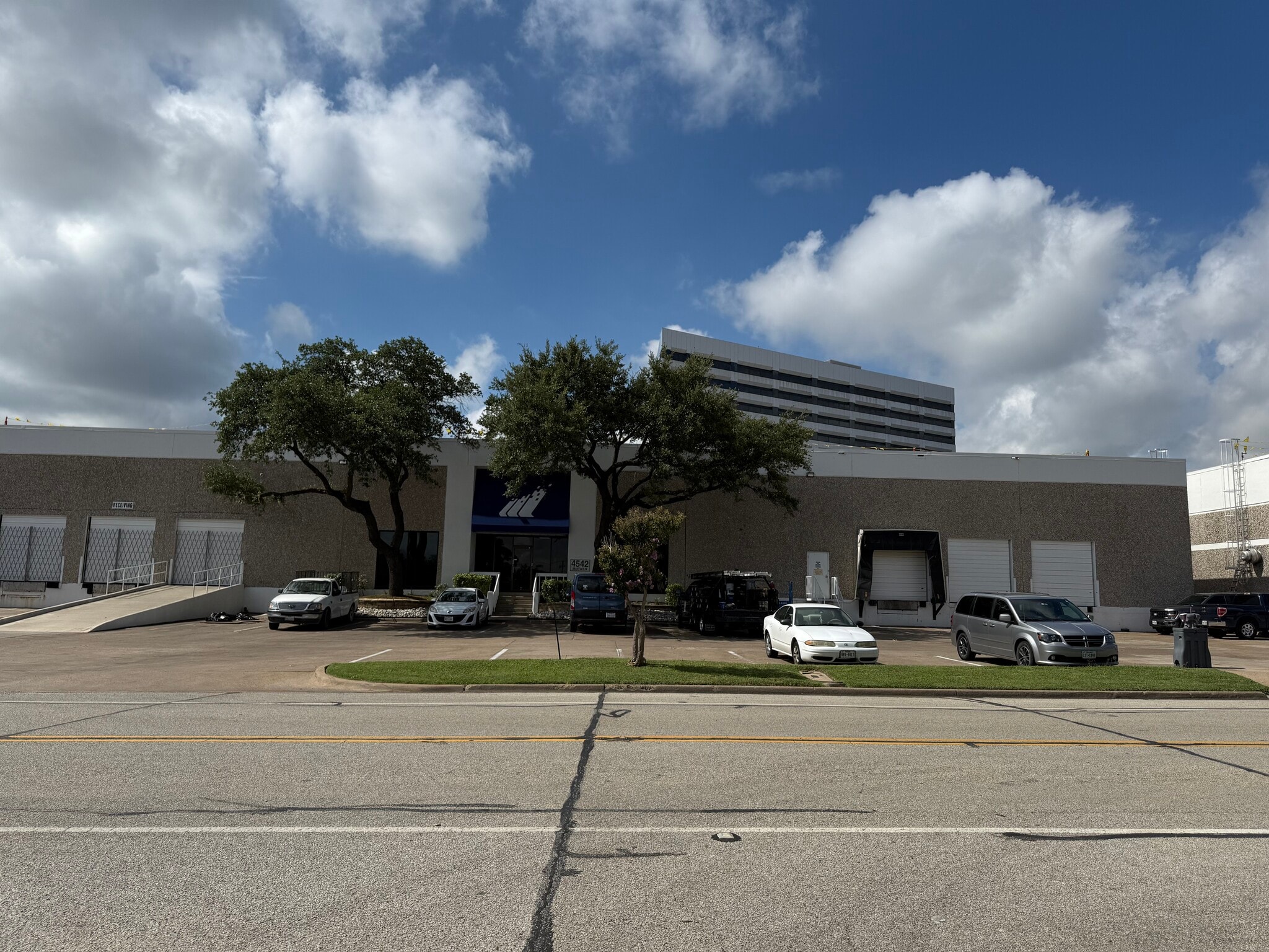 4542-4548 McEwen Rd, Farmers Branch, TX à louer Photo de l’immeuble– Image 1 sur 9