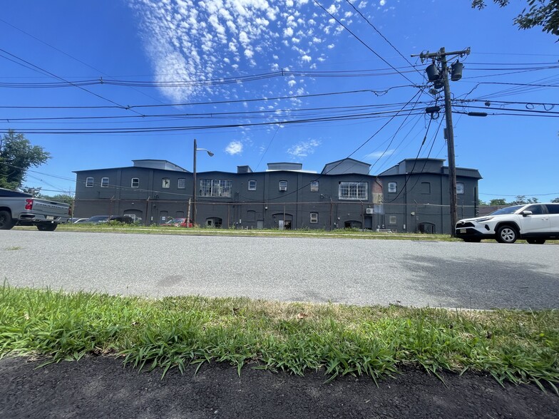 95 Dell Glen Ave, Lodi, NJ à louer - Photo de l’immeuble – Image 1 sur 3