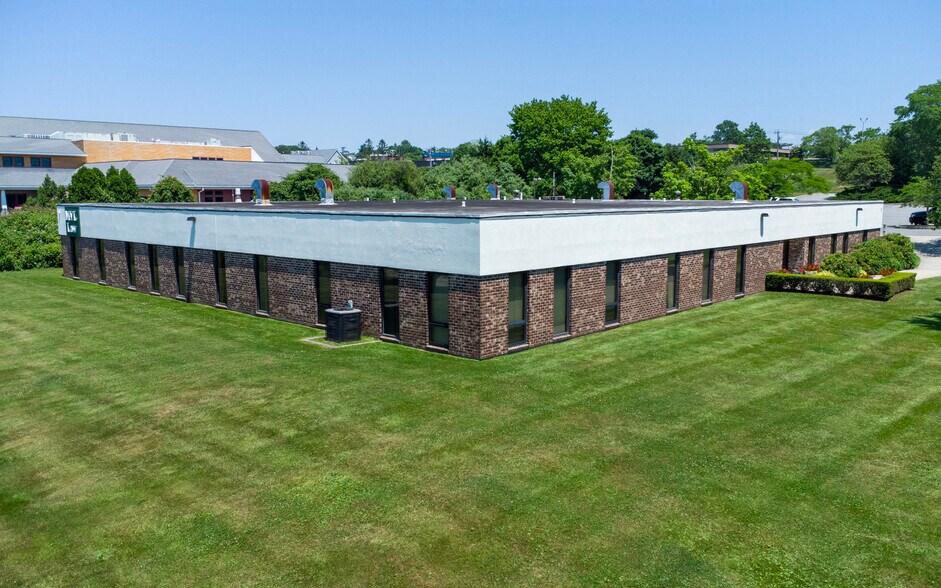 97 John Clarke Rd, Middletown, RI à vendre - Photo de l’immeuble – Image 3 sur 23