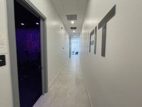 5875 NW 105th Ct, Doral, FL à louer Photo de l’immeuble– Image 2 sur 6