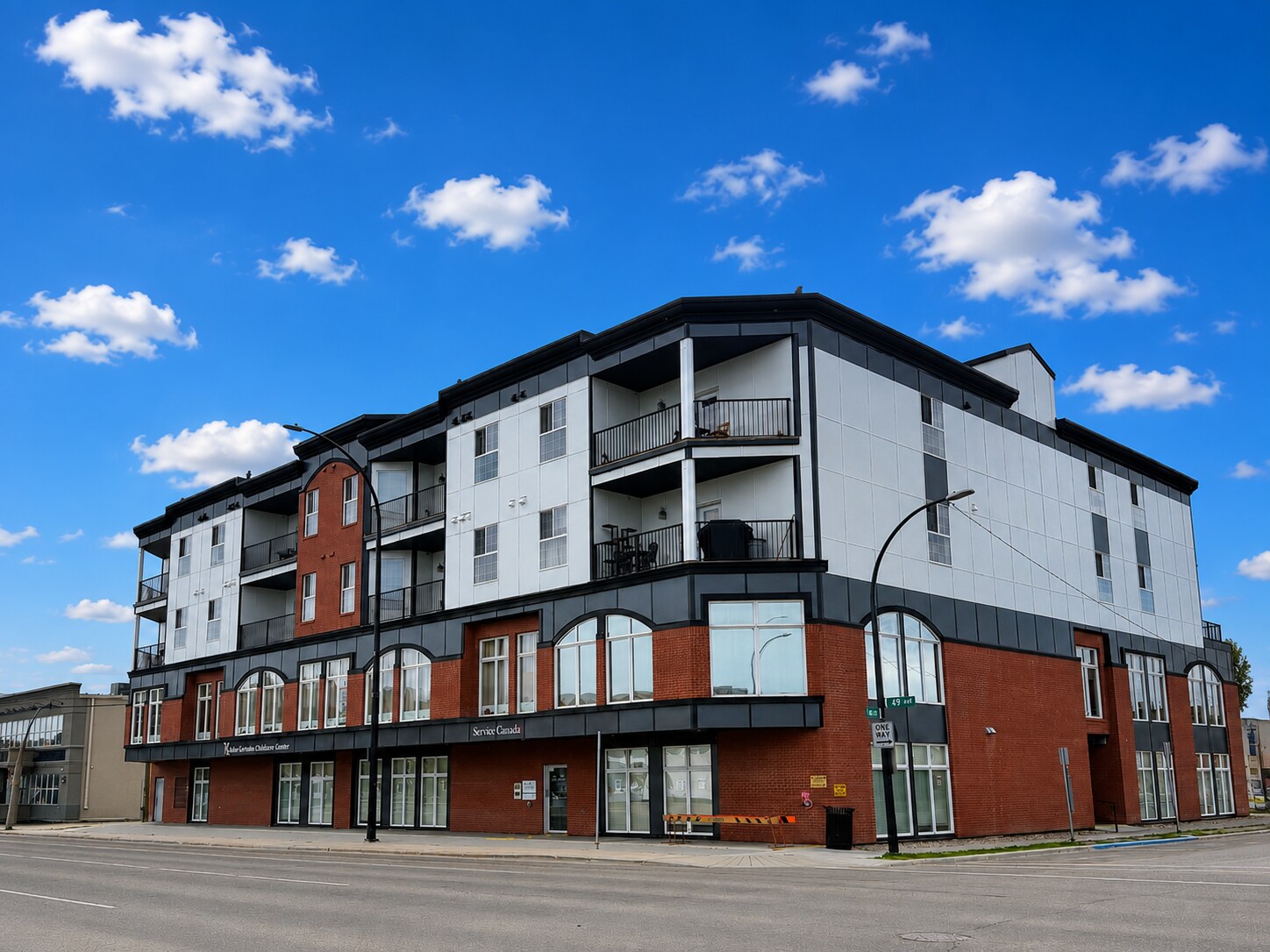 4901 46th St, Red Deer, AB à vendre Photo de l’immeuble– Image 1 sur 30
