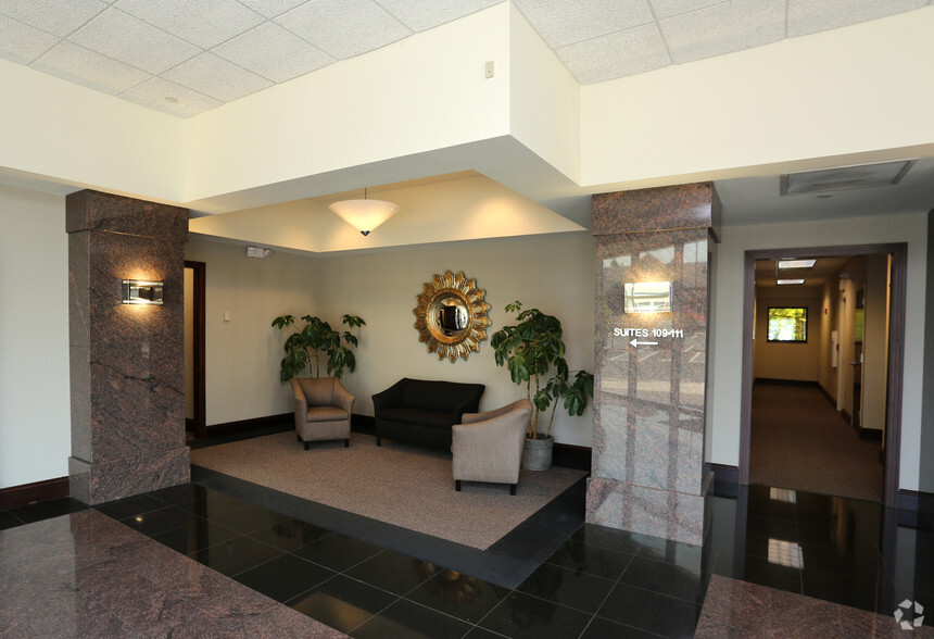 4035 Premier Dr, High Point, NC à louer - Hall d’entrée – Image 3 sur 15
