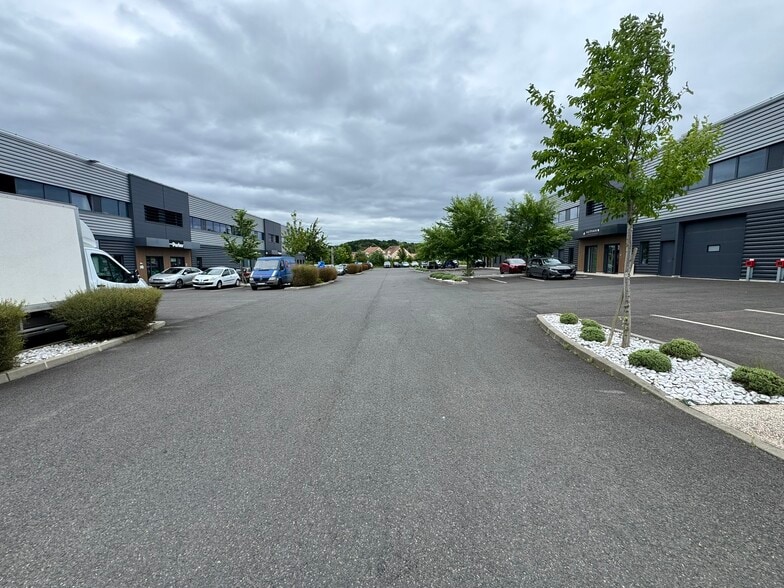 Local d’activités dans Frépillon à louer - Photo de l’immeuble – Image 3 sur 5