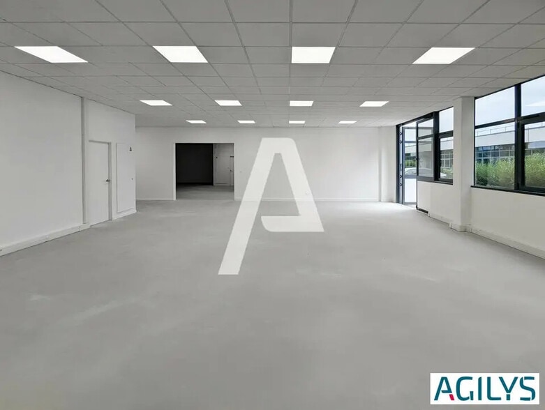 Local d’activités dans Saclay à louer - Photo de l’immeuble – Image 2 sur 12