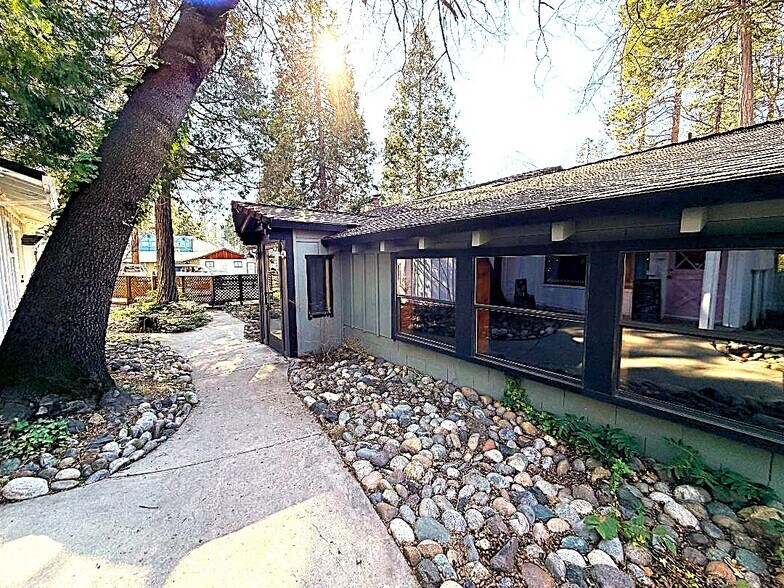 23036 Joaquin Gully Rd, Twain Harte, CA à louer - Photo principale – Image 1 sur 9