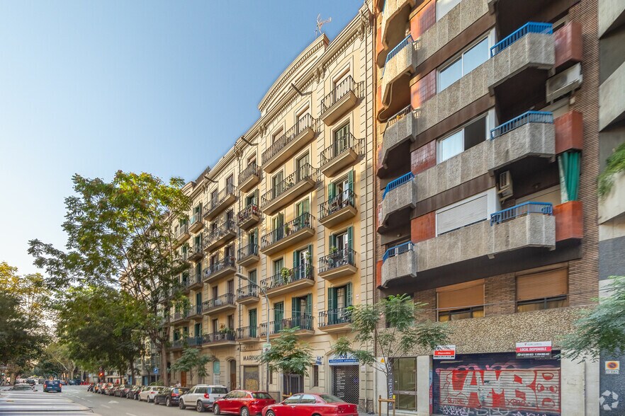 Immeuble residentiel dans Barcelone, Barcelona à vendre - Photo principale – Image 1 sur 2