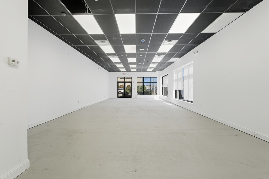 2437 Merrick Rd, Bellmore, NY à louer - Photo de l’immeuble – Image 3 sur 15