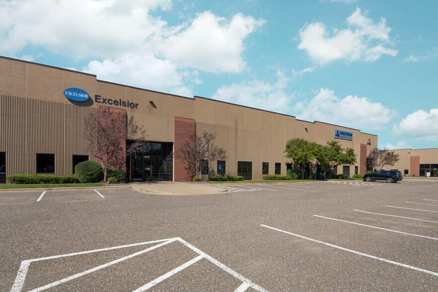 8720-8786 W 35 W Service Dr, Blaine, MN à louer - Photo de l’immeuble – Image 3 sur 7