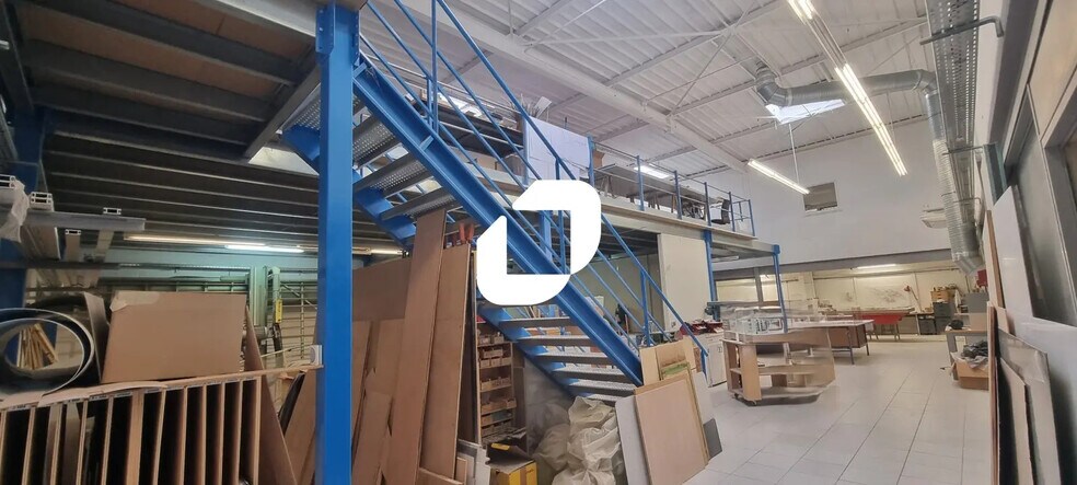 Local d'activités dans Saint-Thibault-des-Vignes à vendre - Photo de l’immeuble – Image 2 sur 11