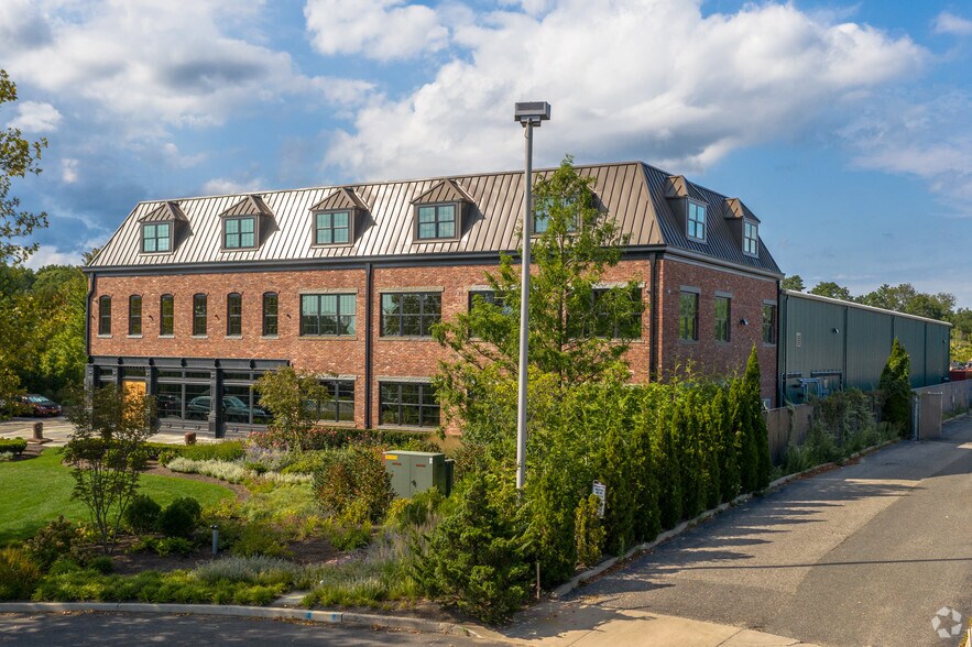 25 Newton Pl, Hauppauge, NY à louer - Photo de l’immeuble – Image 3 sur 10