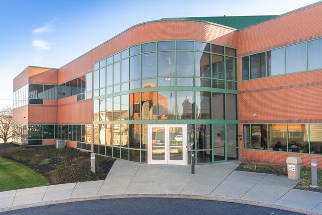 Plus de détails pour 100 Corporate Center Dr, Camp Hill, PA - Bureau à vendre