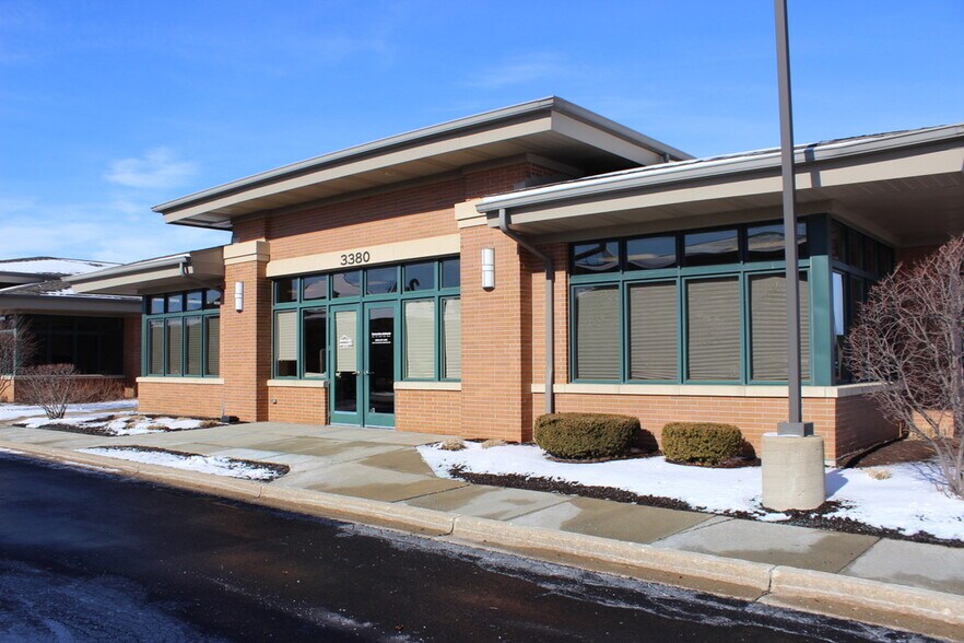 3380 Lacrosse Ln, Naperville, IL à louer - Photo de l’immeuble – Image 2 sur 7