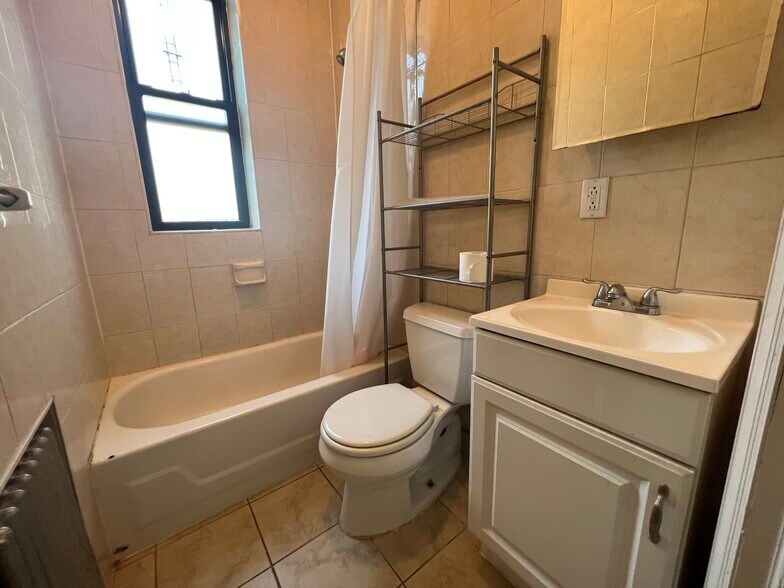 349 Grove St, Brooklyn, NY à vendre - Photo de l’immeuble – Image 3 sur 9