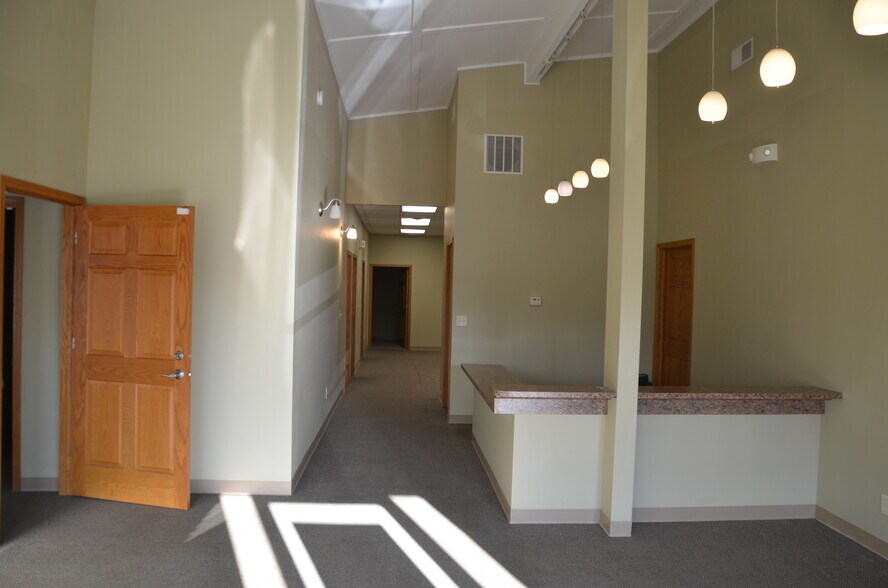 115 E South Street, Sandwich, IL à louer - Hall d’entrée – Image 3 sur 17
