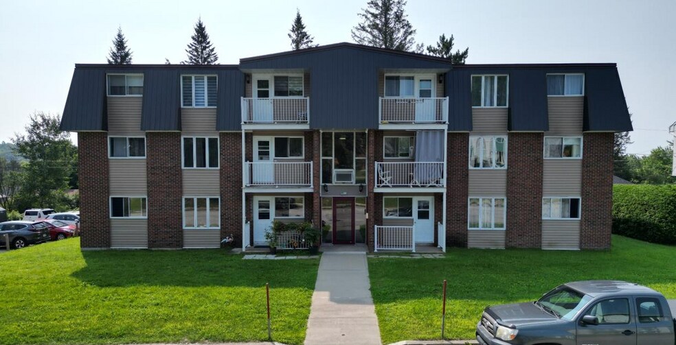 MANIWAKI, MONT-LAURIER, GRACEFIELD portefeuille de 6 biens à vendre sur LoopNet.fr - Photo principale – Image 3 sur 5