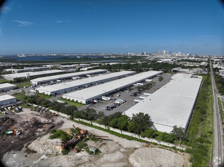4502-4740 Transport Dr, Tampa, FL à louer – Image 2 sur 14