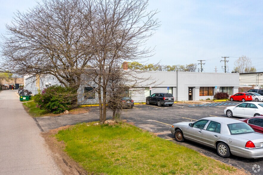 12801 Newburgh Rd, Livonia, MI à louer - Photo de l’immeuble – Image 3 sur 5