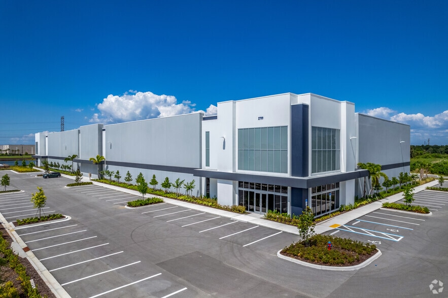 2799 Gateway Centre Pky, Saint Petersburg, FL à louer - Photo principale – Image 1 sur 6