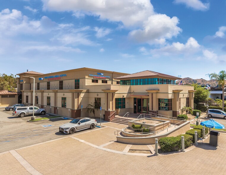 8290 E Crystal Dr, Anaheim, CA à vendre - Photo de l’immeuble – Image 2 sur 9